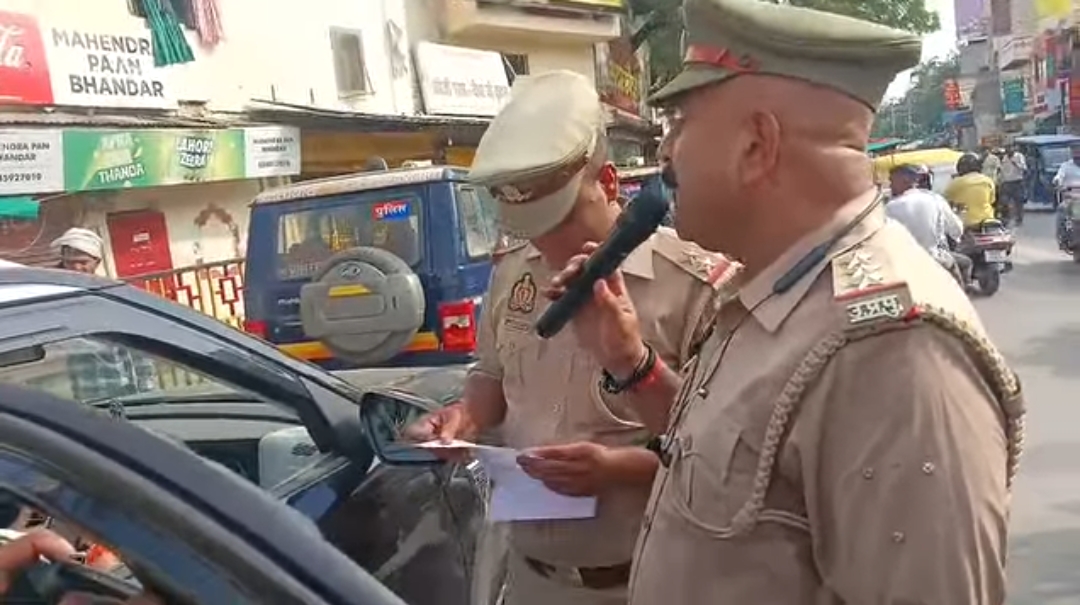 नो पार्किंग, नो पॉलिटिक्स” — कैंट थाना पुलिस की सख्त कार्रवाई