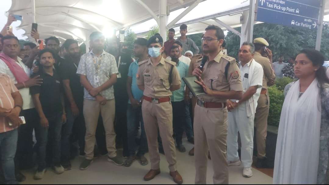 पुलिस उपायुक्त गोमती जोन द्वारा लाल बहादुर शास्त्री अंतरराष्ट्रीय एयरपोर्ट, वाराणसी पर टैक्सी व्यवस्था के संबंध में गोष्ठी कर दिए गए आवश्यक दिशा–निर्देश