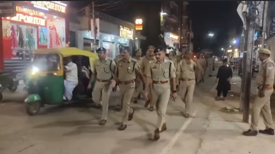 त्योहारों से पहले वाराणसी पुलिस की सघन गश्त, गलियों में उतरे एसीपी-डीसीपी — बढ़ाई गई सुरक्षा चौकसी