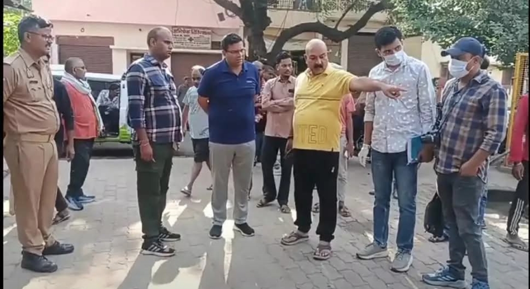 वाराणसी में दूध सट्टी के पास युवक का शव मिलने से सनसनी, पुलिस ने जताई सड़क हादसे की आशंका