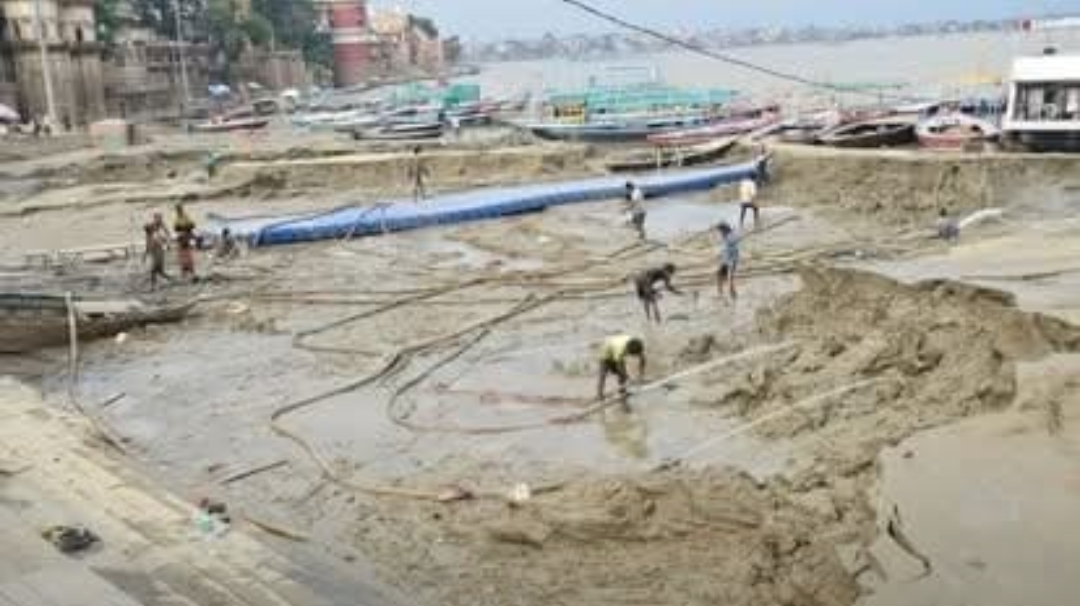 वाराणसी में दिवाली से पहले घाट होंगे पूरी तरह साफ — 18 ठेकेदार और 73 पम्पों के साथ युद्धस्तर पर गाद हटाने का अभियान