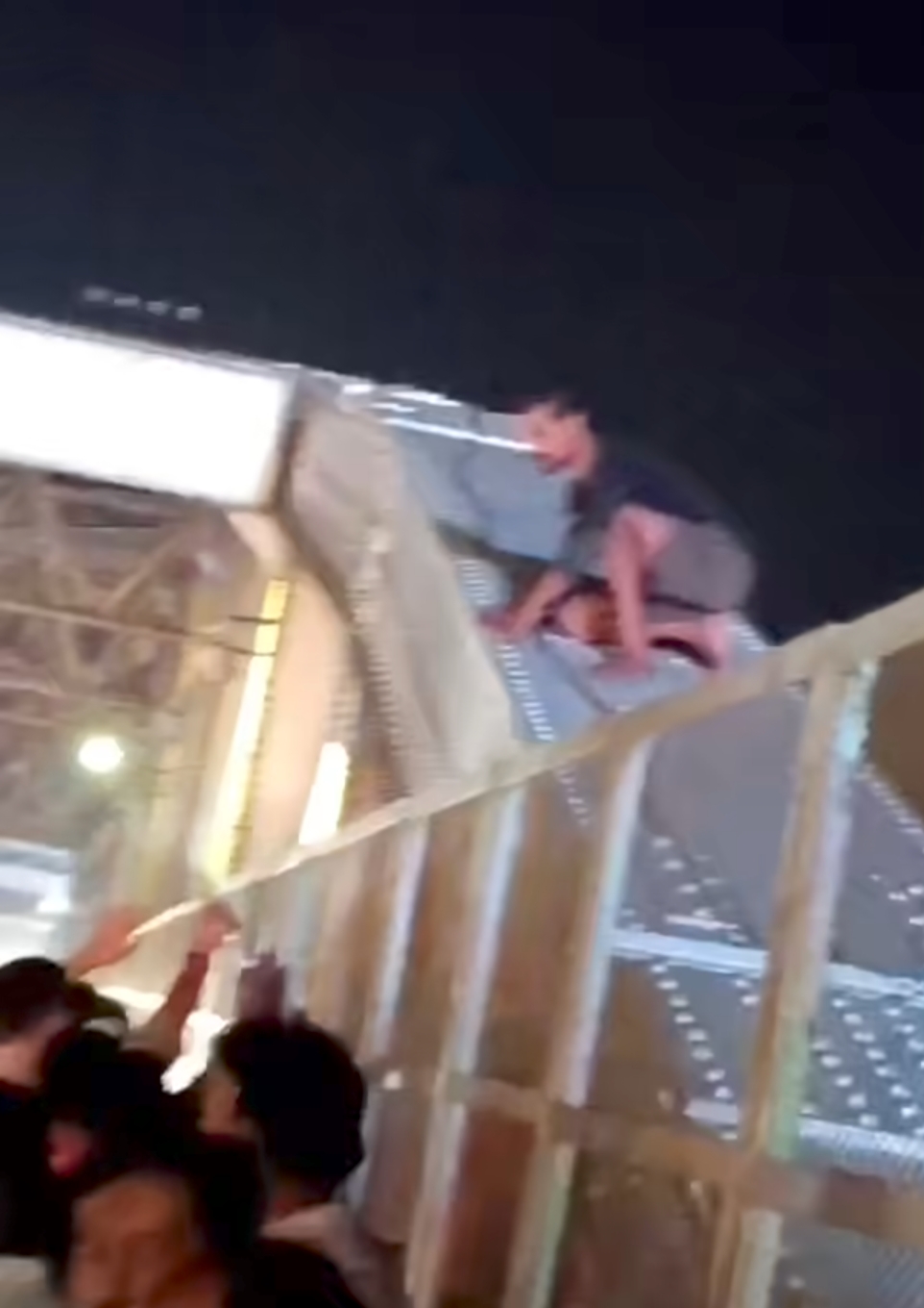 राजघाट पुल पर जिंदगी से हारने जा रहा था युवक, सूझबूझ और समझदारी से सूजाबाद चौकी प्रभारी प्रशांत पांडेय ने बचाई जान