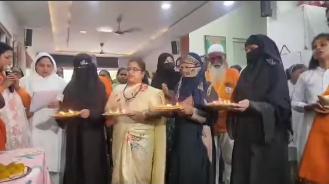 वाराणसी में मुस्लिम महिलाओं ने उतारी श्रीराम की आरती — दिया सौहार्द और एकता का संदेश
