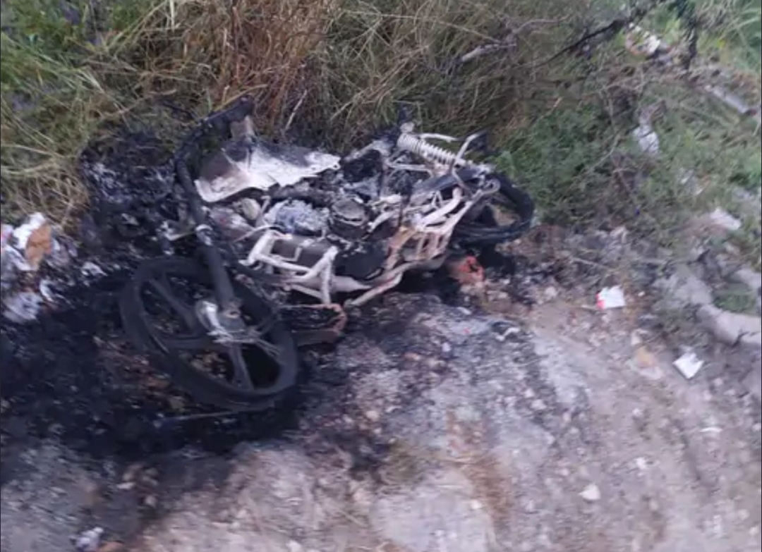 वाराणसी में पुलिस पर पथराव, दरोगा की बाइक जलाई