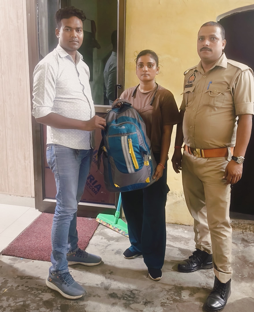 चार घंटे में कैट पुलिस ने महिला का गुम हुआ बैग बरामद कर लौटाया