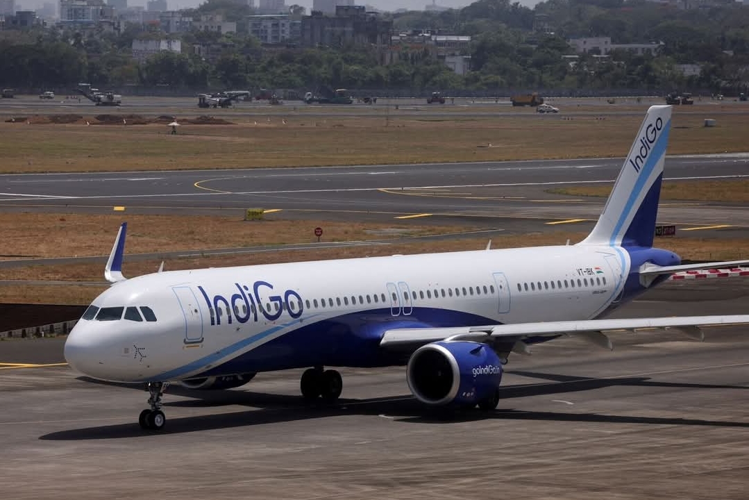 वाराणसी एयरपोर्ट पर इंडिगो विमान की इमरजेंसी लैंडिंग: फ्यूल लीक की सूचना से मचा हड़कंप, 166 यात्री सुरक्षित — पायलट की सूझबूझ से टला बड़ा हादसा
