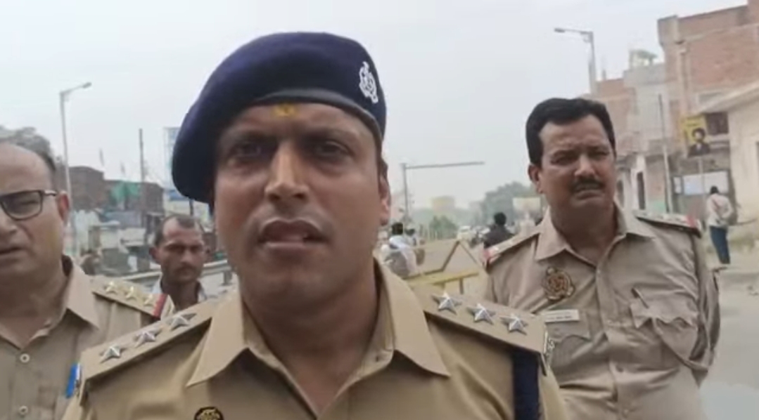 वाराणसी में दर्दनाक हादसा: तेज रफ्तार ट्रक ने पति-पत्नी और 5 महीने की बच्ची को कुचला — तीनों की मौके पर मौत, सड़क पर चिपके शव देख कांप उठे लोग