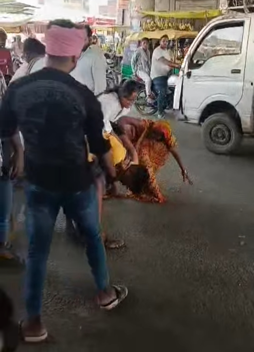 कछवा रोड पर बवाल: पुलिस बूथ के सामने ही दो पक्षों में जमकर चले लात-घूंसे, पुलिस कर्मी नदारद