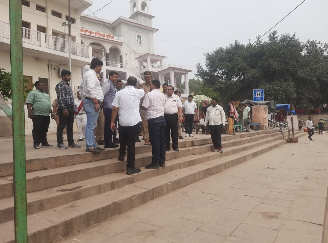 छठ, गंगा महोत्सव और देव दीपावली की तैयारियों को लेकर DM वाराणसी का घाटों पर निरीक्षण — सफाई, प्रकाश और सुरक्षा व्यवस्था के दिए सख्त निर्देश