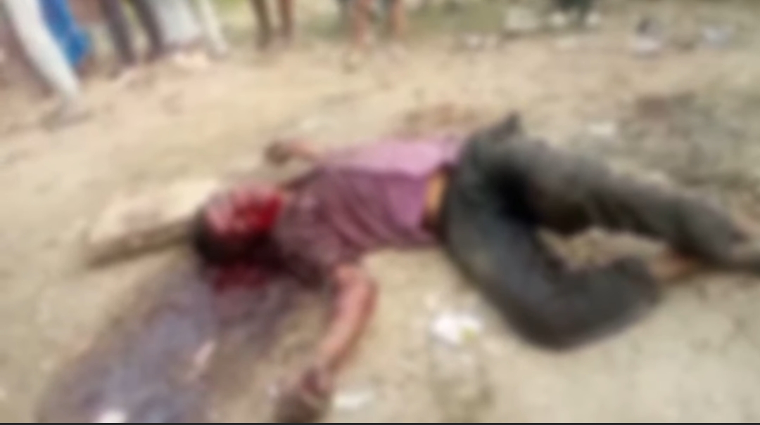 वाराणसी में सिर कुचलकर युवक की हत्या: सुबह-सुबह खून से लथपथ शव मिलने से मचा हड़कंप, फॉरेंसिक टीम जांच में जुटी