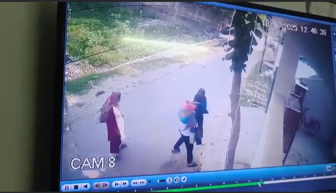 सारनाथ में सड़क पर गुंडागर्दी: महिला ने युवती पर बेलन से किया हमला, पुलिस ने दर्ज की FIR.