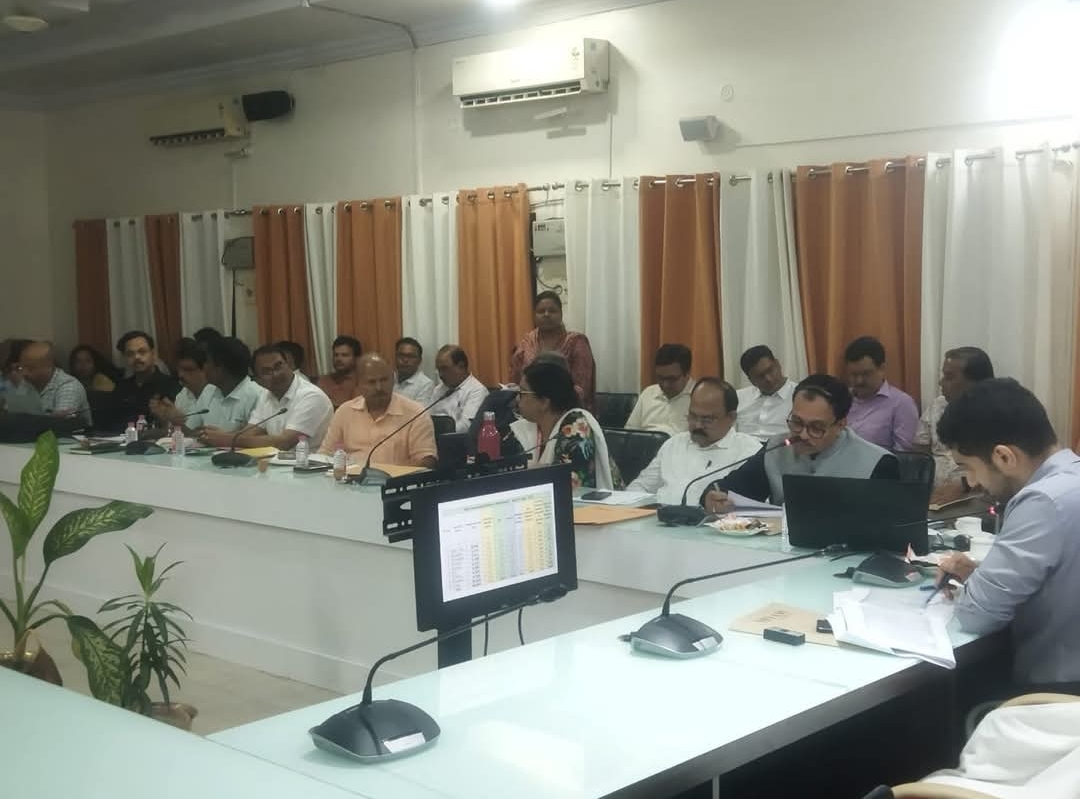 वाराणसी में जिला स्वास्थ्य समिति की बैठक — सीडीओ ने दिया निर्देश, “छूटे बच्चों का पूरा टीकाकरण सुनिश्चित करें