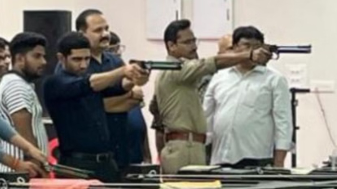 काशी सांसद खेलकूद...सीडीओ ने स्वर्ण और विश्वनाथ मंदिर के सीईओ ने कांस्य पर लगाया निशाना