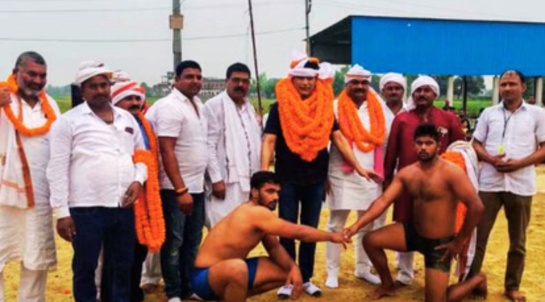 बनियापुर के रामजनम ने ढांक दांव लगाकर चंदौली के चंदन पहलवान को किया चित