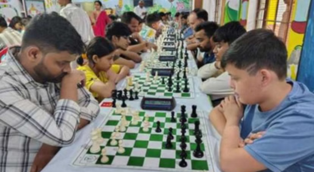 शतरंज में पांच चक्रों की बाजी जीत शीर्ष पर 12 खिलाड़ीकिंग्स एकेडमी की ओर से ओपन शतरंज प्रतियोगिता महेशपुर स्थित सिल्वर ग्रोव स्कूल में शनिवार को खेली गई। इसमें 200 से अधिक खिलाड़ियों को हिस्सा लिया। इसमें से 12 खिलाड़ियों ने पांच चक्रों की बाजी जीतकर छठे चक्र में प्रवेश कर लिया।