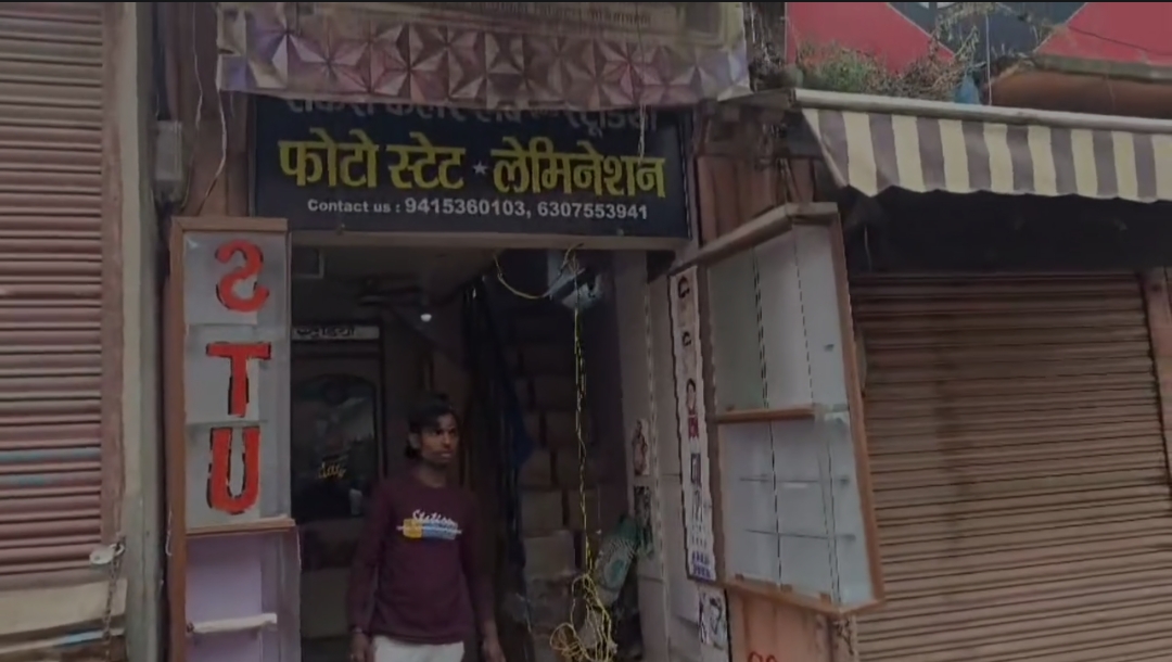 बनारस विकास की राह पर: दालमंडी में शुरू हुई प्रशासनिक कार्रवाई, फोटोस्टेट की दुकान पर चला बुलडोजर