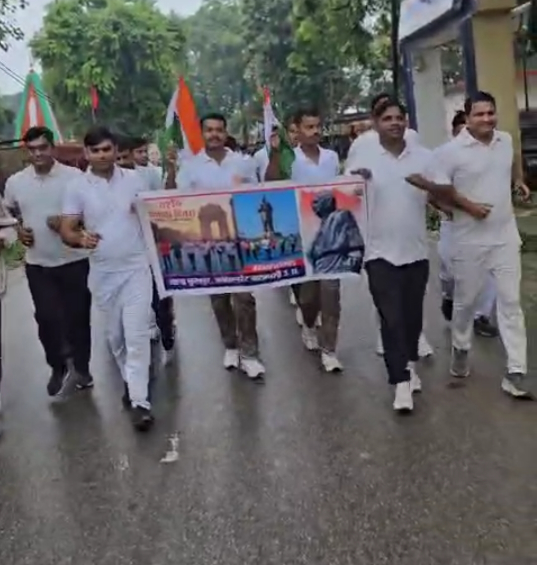 बारिश में भी रन फॉर यूनिटी में फूलपुर पुलिस की दमदार भागीदारी,दिखा जज़्बा और एकता का संदेश