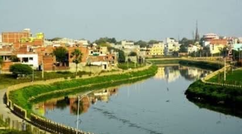 बनारस की वरुणा नदी में मछलियों की सामूहिक मौत! पानी में घुली ऑक्सीजन का स्तर गिरने से फैला प्रदूषण का संकट