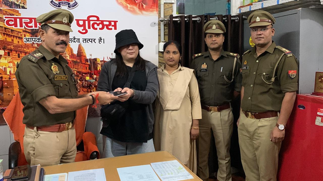 सिगरा थाने की पुलिस का सराहनीय कार्यदक्षिण कोरिया की महिला का खोया मोबाइल किया बरामद