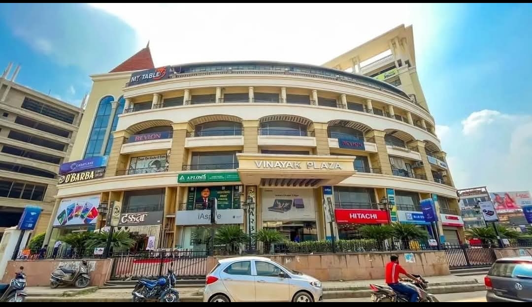 दुर्घटना या साज़िश? विनायक प्लाजा से गिरे सूरज सिंह की मौत पर उठे सवाल — दोस्त लापता, पुलिस जांच में जुटी