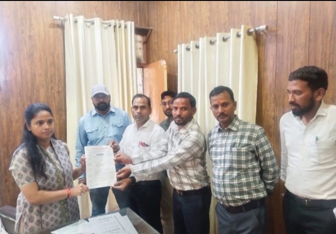 लेखपाल संघ ने मुख्यमंत्री के नाम सौपा ज्ञापन