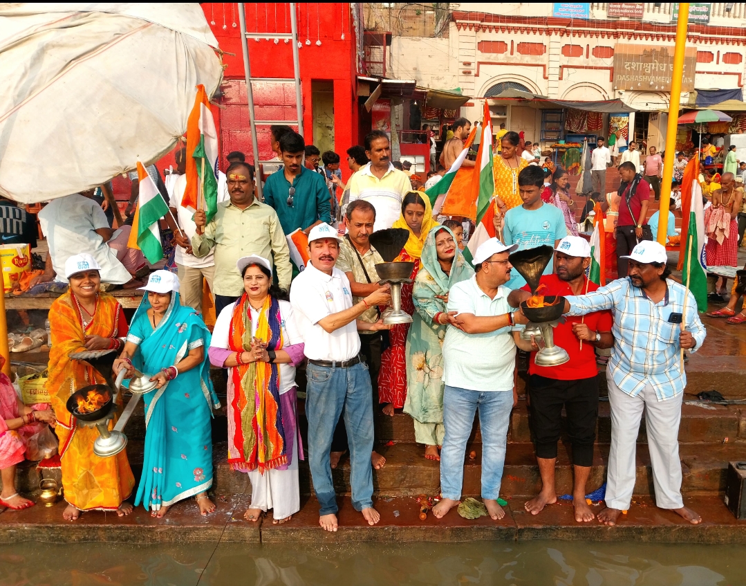 गंगा को राष्ट्रीय नदी घोषित करने की वर्षगांठ पर उतारी आरती
