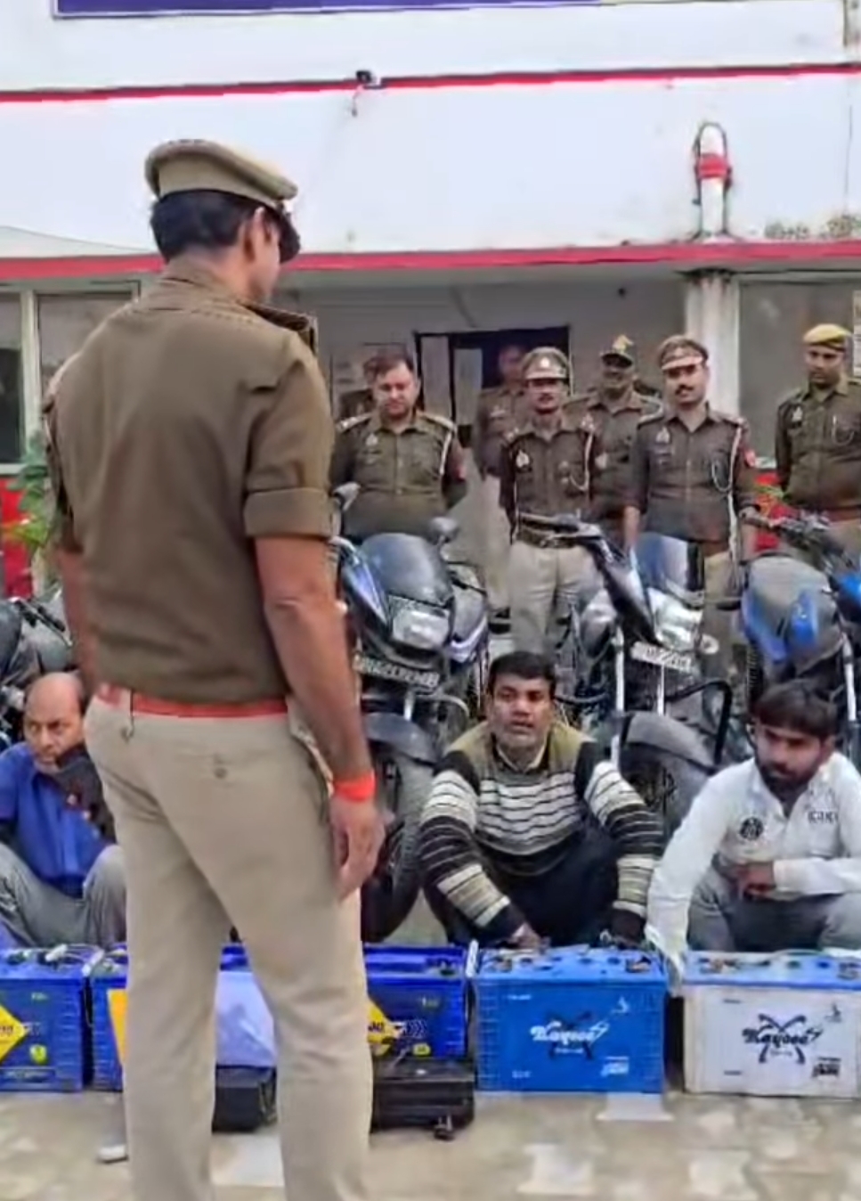 मऊ पुलिस की बड़ी कार्रवाई: अंतरजनपदीय वाहन चोर गिरोह का पर्दाफाश, चार गिरफ्तार – चोरी की 6 बाइक, 2 ई-रिक्शा और हथियार बरामद