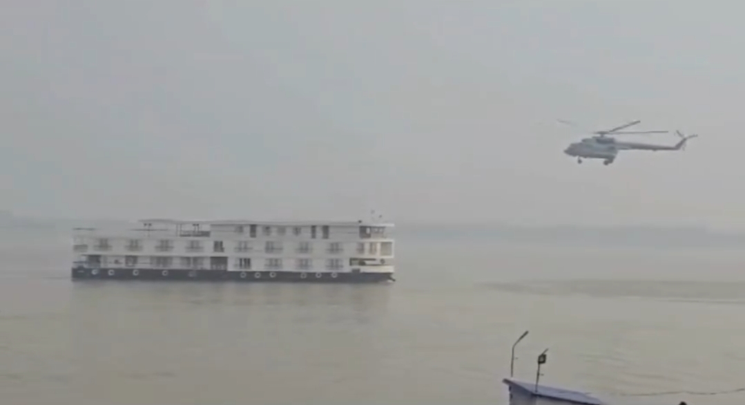 क्रूज को हेलिकॉप्टर से घेरा, काशी में गूंजी कमांडो की हुंकार!NSG ने गंगा पर किया हाई-प्रोफाइल मॉक ड्रिल, आतंकी सर्च ऑपरेशन का रोमांचक रिहर्सल