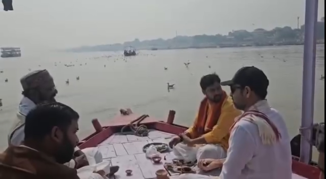 काशी के घाट पर छलके पंकज त्रिपाठी के आंसू — मां की अस्थियां विसर्जित कर बोले, “संस्कार और करुणा का पाठ मां से सीखा