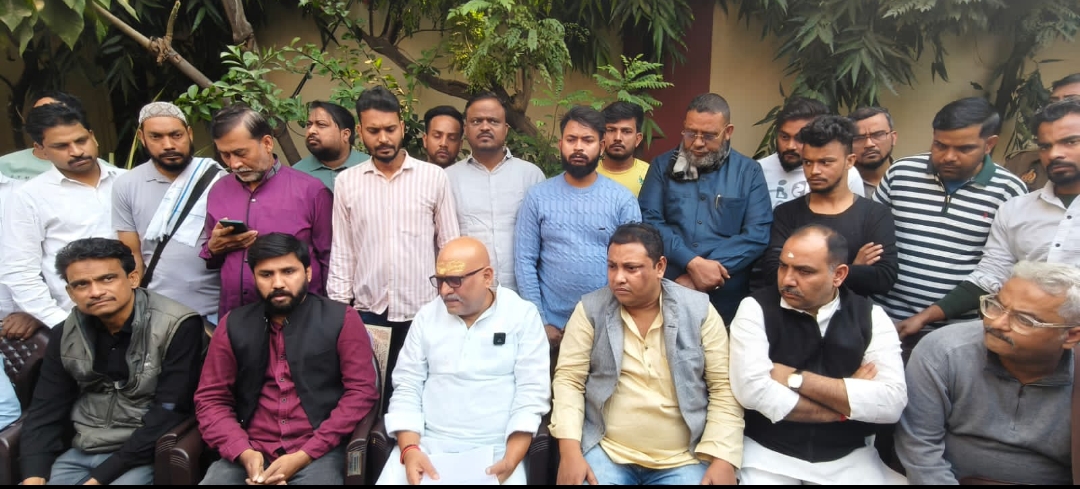 दालमंडी के सैकड़ों व्यापारी प्रदेश अध्यक्ष अजय राय के आवास पर पहुँचे, सरकार द्वारा दमन-उत्पीड़न के खिलाफ अपनी पीड़ा रखी