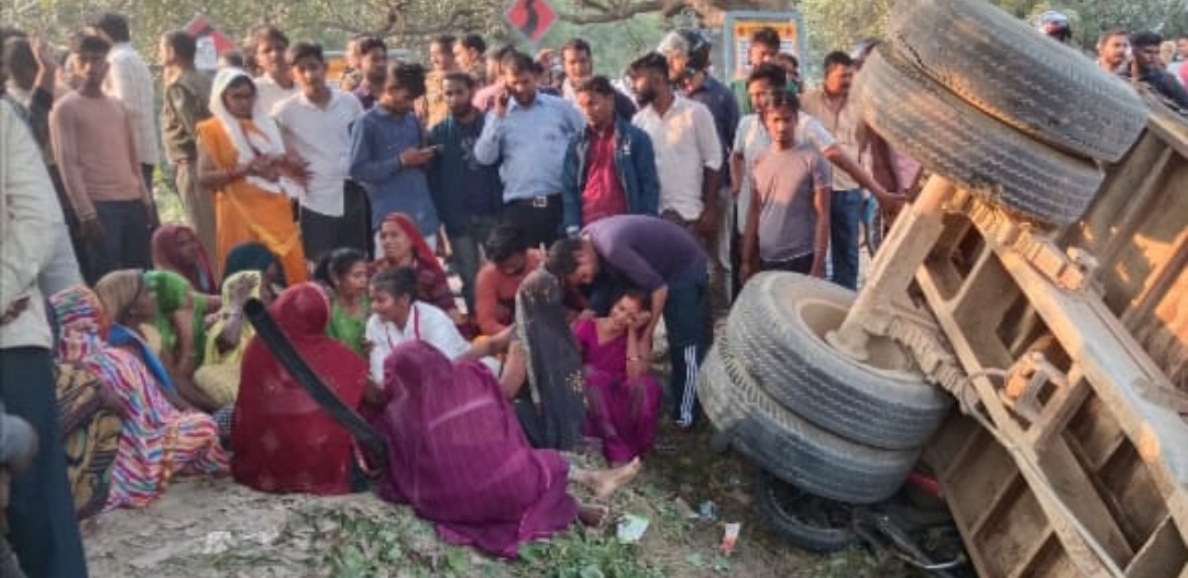 खनन में लिप्त ट्रैक्टर से दबने से युवक की मौत, ग्रामीणों ने किया चक्का जाम