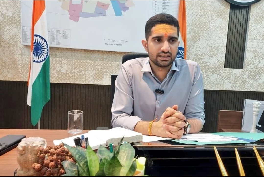 वाराणसी में नगर आयुक्त हिमांशु नागपाल का वृहद निरीक्षण — सफाई व्यवस्था, स्मार्ट सिटी प्रोजेक्ट और डोर-टू-डोर कूड़ा कलेक्शन पर दिए सख्त निर्देश