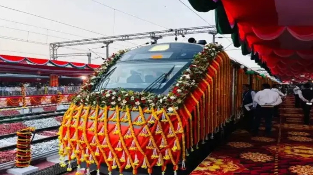 बनारस-खजुराहो वंदेभारत का संचालन शुरू, आधी खाली गई ट्रेन