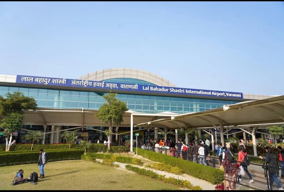 वाराणसी ब्रेकिंग: मुंबई से वाराणसी आ रही एयर इंडिया एक्सप्रेस फ्लाइट में बम की धमकी, एयरपोर्ट पर हाई अलर्ट!