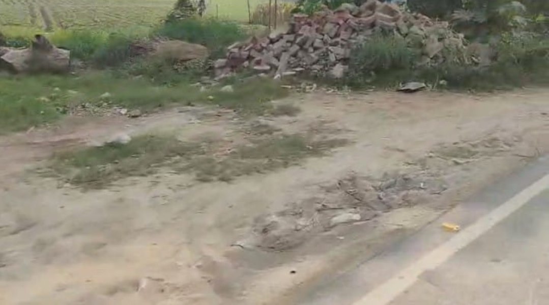 वाराणसी पिंडरा मार्ग पर अधूरा कार्य बना परेशानी का सबबपटरी न बनने और सफाई न होने से ग्रामीणों व बच्चों को हो रही दिक्कत