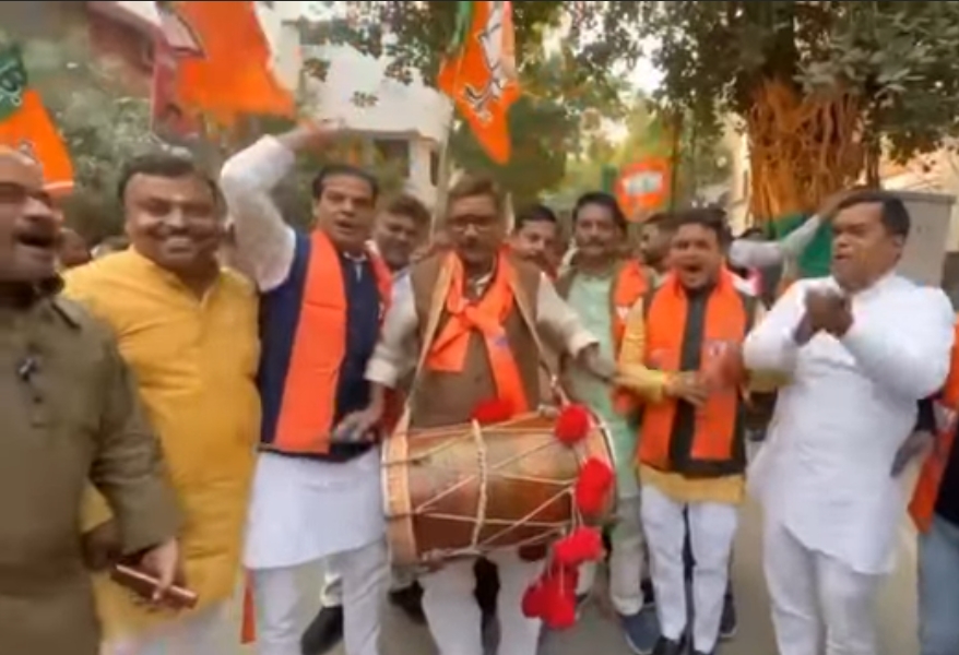 बिहार में NDA की प्रचंड जीत पर वाराणसी में जश्न, ढोल-नगाड़ों और आतिशबाज़ी से गूंजा शहर