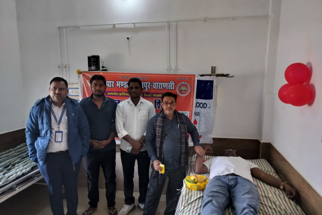 व्यापार मंडल फूलपुर के तत्वावधान में हुआ रक्तदान शिविर का आयोजनपिता–पुत्र और दो सगे भाइयों ने किया रक्तदान, पेश की मिसाल