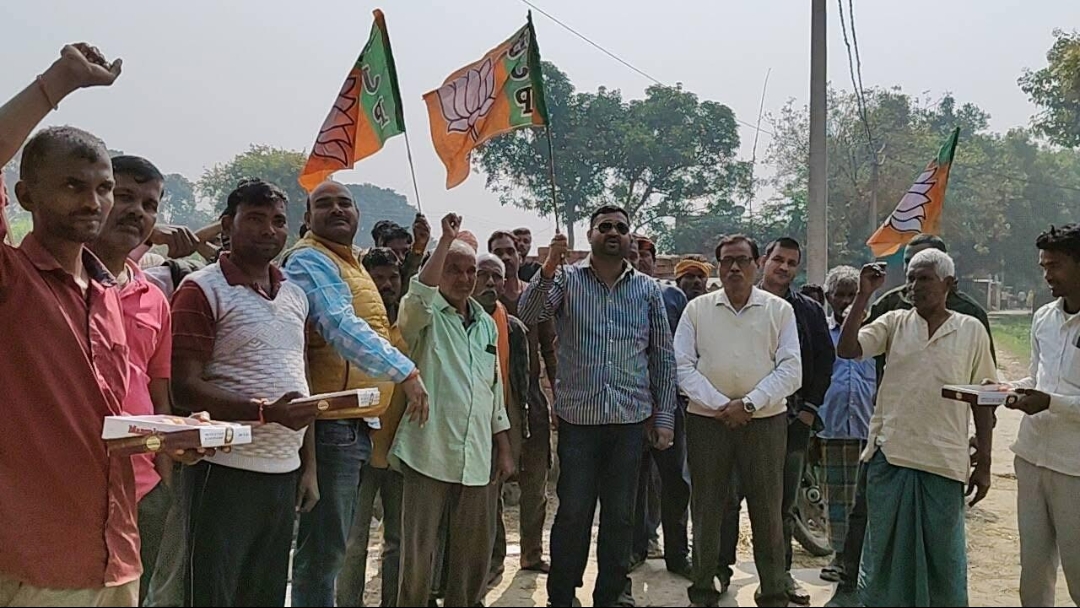 बिहार प्रदेश की गोरिया कोठी विधानसभा से विधायक देवेंशकांत सिंह की ऐतिहासिक जीत पर ननिहाल जगदीशपुर में जश्न का माहौल देखने को मिला