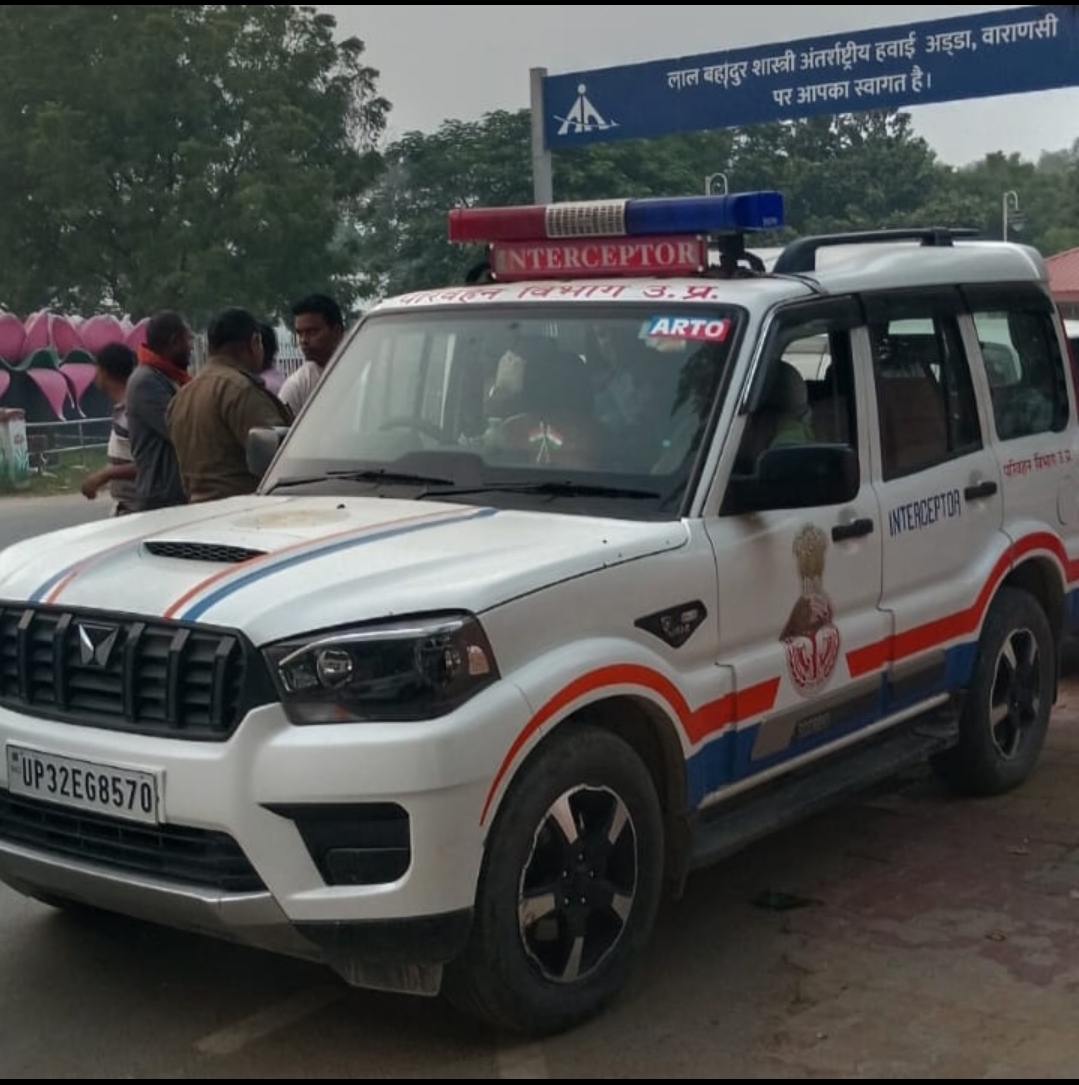 आरटीओ की गाड़ी देखते ही एयरपोर्ट गेट पर वाहन स्वामियों में मची खलबली