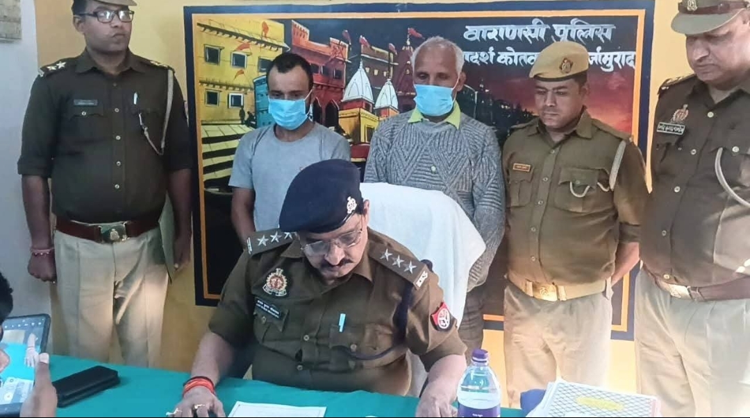 48 घंटे में चोरी का खुलासा: मिर्जामुराद पुलिस ने दो अभियुक्तों को दबोचा, जेवरात और ₹25,800 नकद बरामद