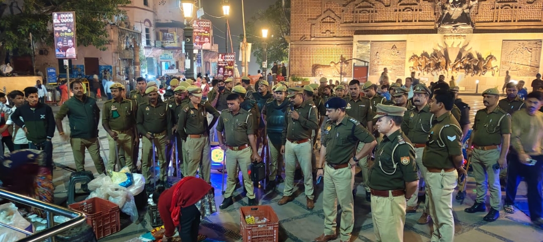 गोदौलिया से दशाश्वमेध घाट तक पुलिस गश्त, सड़क किनारे अतिक्रमण हटायादुकानदारों को चेतावनी—दोबारा अतिक्रमण पर होगी सख्त कार्रवाई