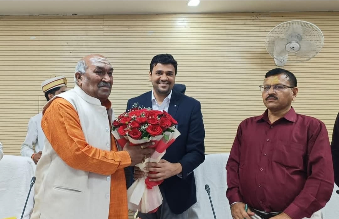 नियम पुनरीक्षण समिति की वाराणसी बैठक: विभागीय प्रगति, राजस्व उपलब्धियों और साइबर सुरक्षा पर फोकस