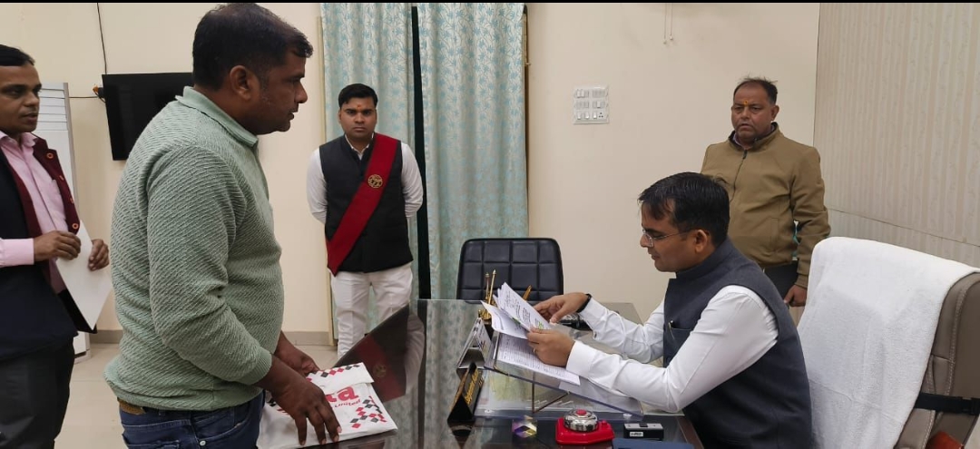 जिलाधिकारी ने जनता दर्शन में सुनीं फरियादें, अधिकारियों को तत्परता से निस्तारण के निर्देश