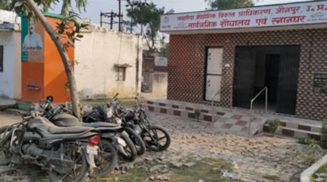 शौचालय के पास खड़े कबाड़ वाहन बने परेशानी, लोगों में आक्रोश