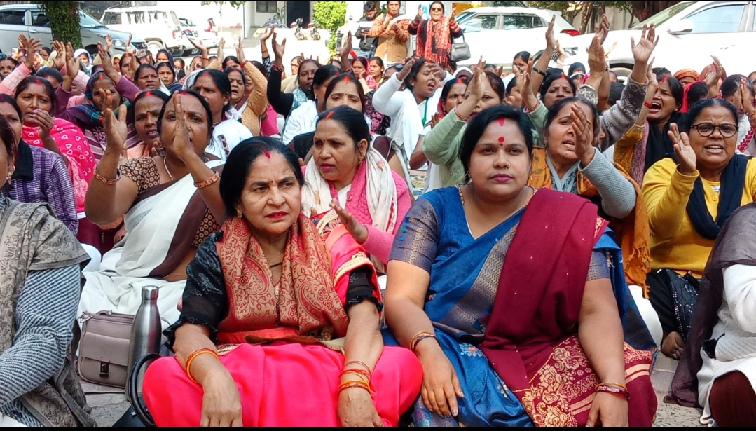 वाराणसी ब्रेकिंग: अपनी प्रमुख मांगों को लेकर आशा बहुओं का विरोध प्रदर्शन