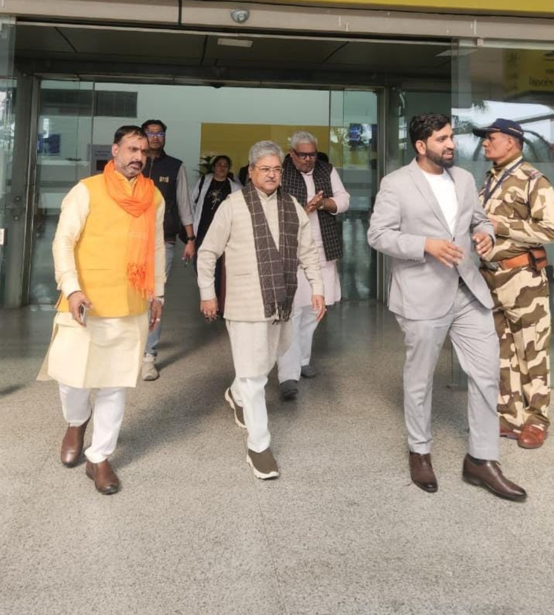 भाजपा के राष्ट्रीय महामंत्री दुष्यंत गौतम का बाबतपुर एयरपोर्ट पर भव्य स्वागत