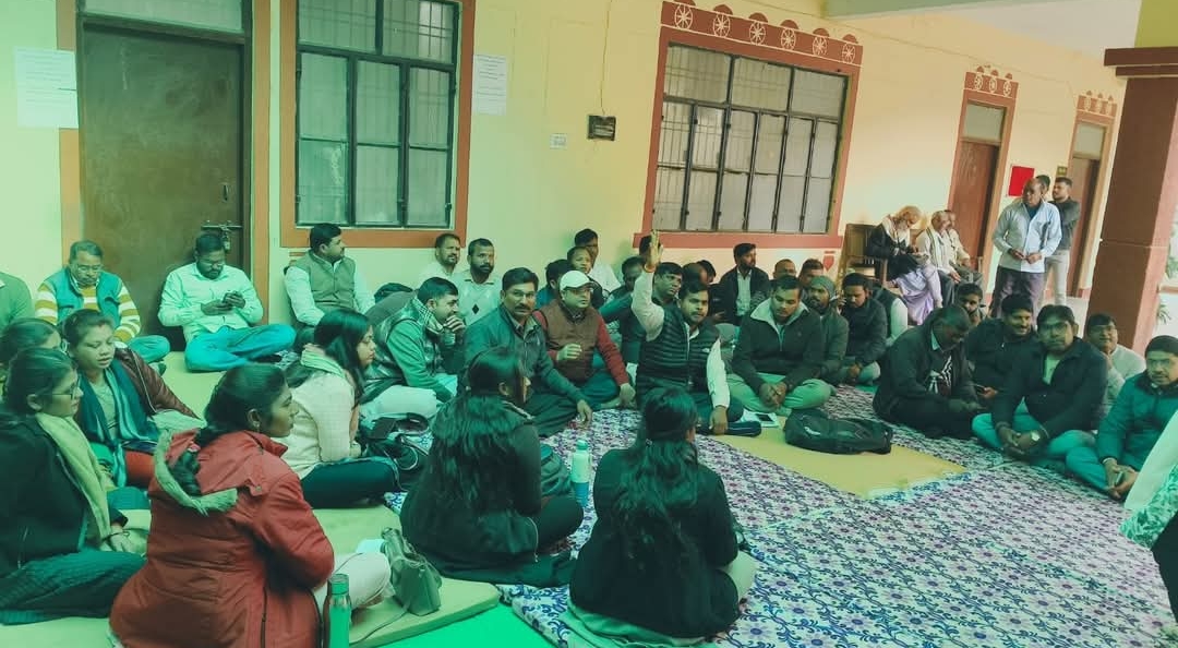 फतेहपुर लेखपाल मौत मामले में बढ़ा आक्रोश: वाराणसी सदर तहसील में लेखपालों का धरना