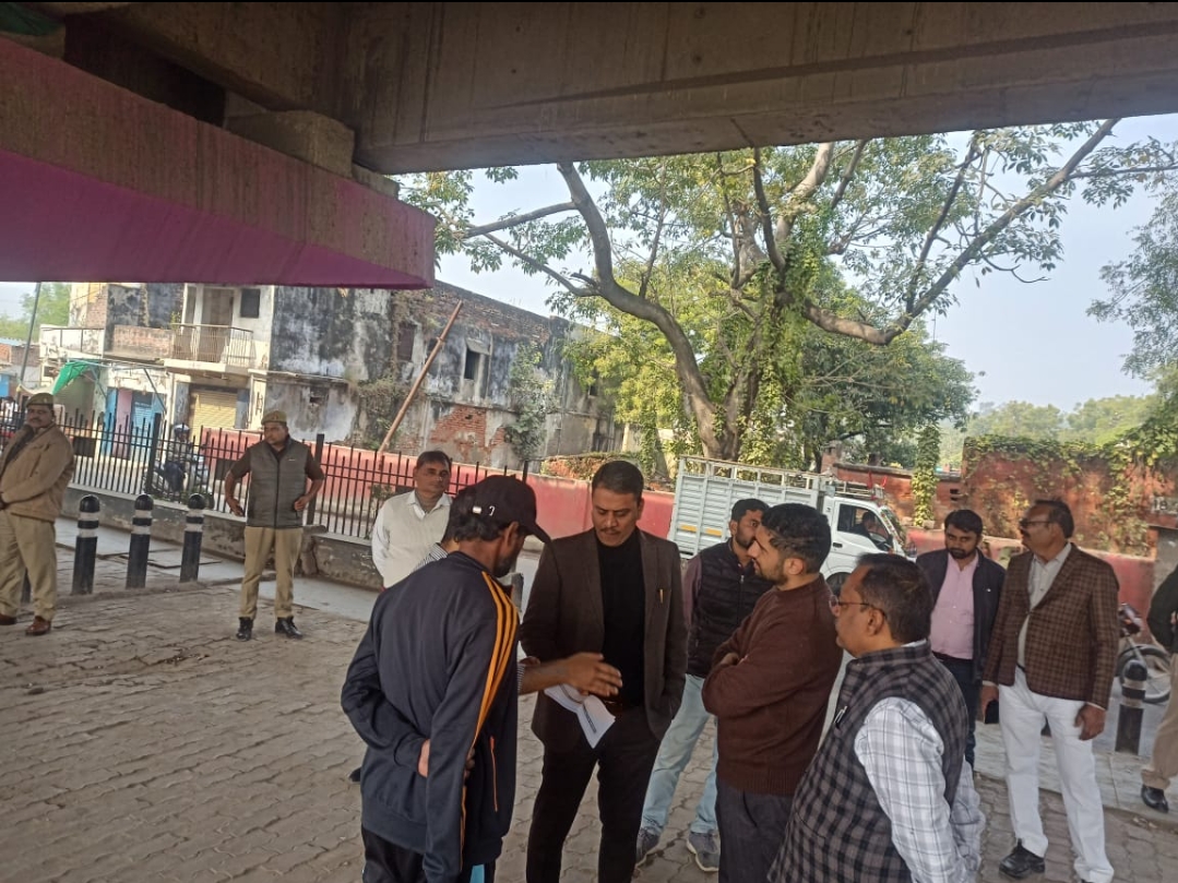 मंडलायुक्त ने किया मॉल गोदाम रोड का निरीक्षण, कैंट क्षेत्र में ट्रैफिक सुधार और अतिक्रमण हटाने पर जोर