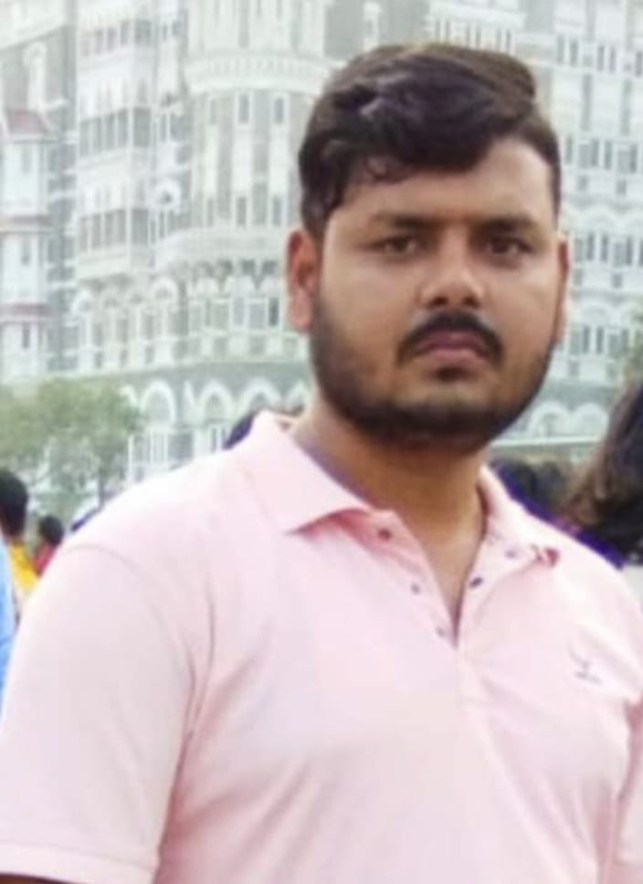 अनियंत्रित बाइक पेड़ से टकराई, युवक की मौतहेलमेट न पहनना बना जानलेवा