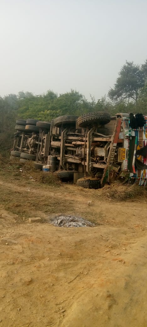 घने कोहरे में बड़ा हादसा टला, वाराणसी–गोरखपुर हाईवे पर ट्रक पलटा